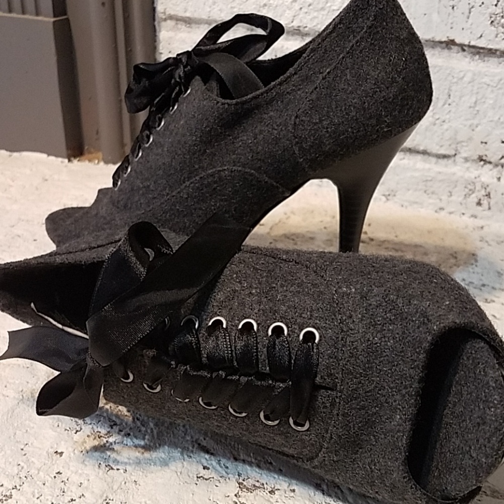 LC Lauren Conrad Open Toe Heel Gray Tie